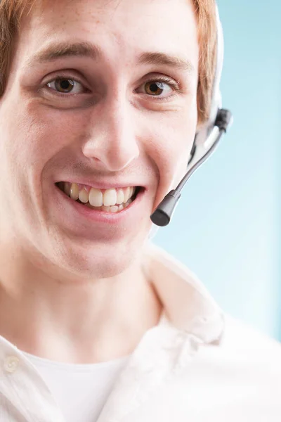 Callcenter Mitarbeiter Weißen Hemd Inmitten Verschwommener Produktivitätsdiagramme Das Wahre Gesicht — Stockfoto