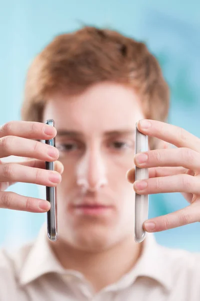 Fokussierten Händen Zwei Smartphones Mit Einander Gegenüberliegenden Bildschirmen Die Platz — Stockfoto