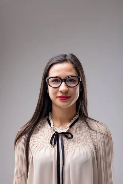 Kendine Güvenen Zeki Uzun Saçlı Filipinli Bir Kadının Portresi Gözlüklerle — Stok fotoğraf