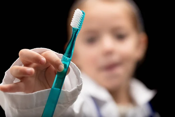 Escova Dentes Diz Menina Dentista Uma Menina Pequena Embaçada Casaco — Fotografia de Stock