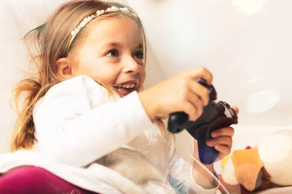 Een Meisje Vindt Vreugde Video Games Leren Uitdagingen Aan Pakken — Stockfoto