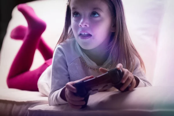 在一个受控制的环境中 一个女孩和她的父母一起玩令人兴奋的电子游戏 确保游戏的安全 — 图库照片