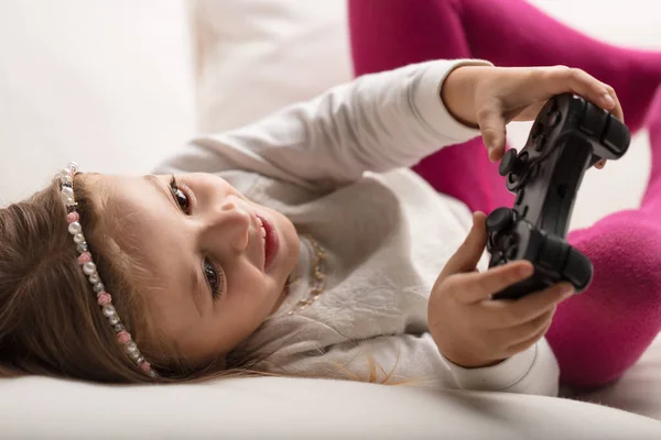 Girl Gaming Home Sofa Thrilling Challenges Embraced Parental Guidance — Stock Photo, Image