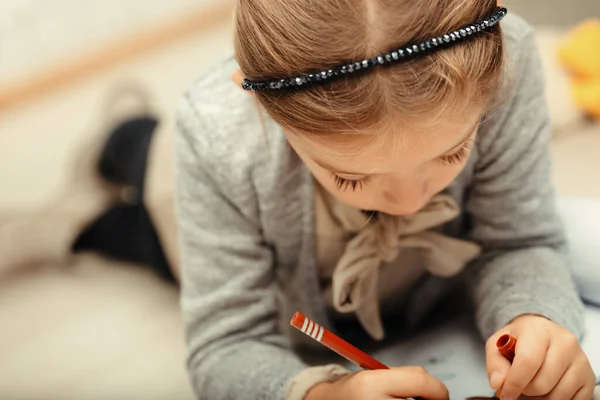 Een Klein Meisje Bezig Met Het Kleuren Van Haar Schetsboeken — Stockfoto