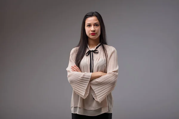 Halve Lengte Portret Van Een Jonge Filippijnse Vrouw Lang Haar — Stockfoto