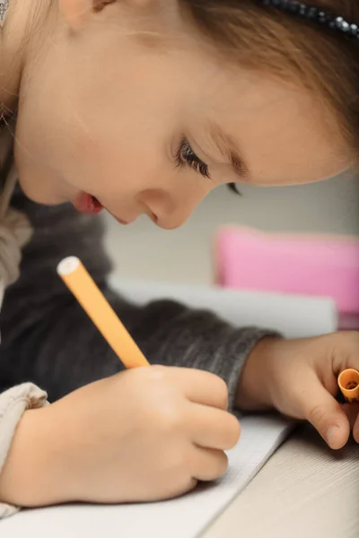 Focused Little Girl Draws Colors Her Notebooks She Invents Fantasy — Stock Photo, Image