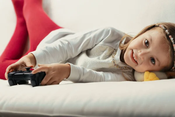 Little Girl Gaming Home Her Couch Enjoying Thrilling Challenge Parents — Stock Photo, Image