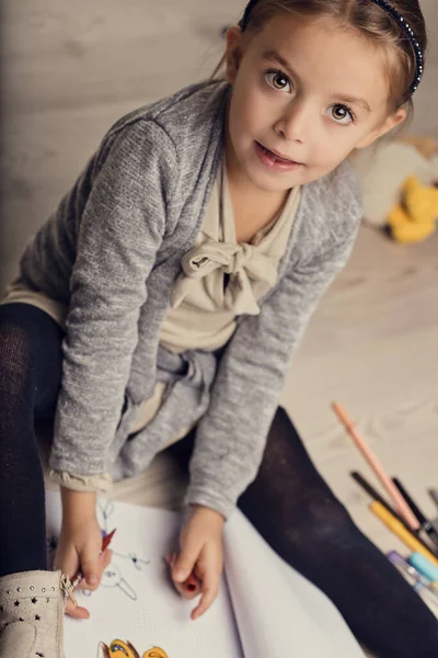 Siedząc Ziemi Mała Dziewczynka Opaską Zatrzymuje Rysunek Żeby Się Tobą — Zdjęcie stockowe