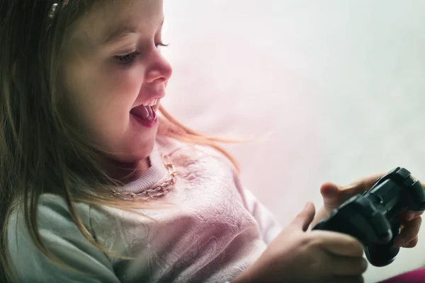Присмотром Родителей Молодая Девушка Играет Видеоигры Сталкивается Трудностями — стоковое фото