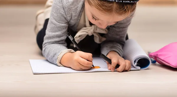 Mała Dziewczynka Pochłonięta Rysowaniem Kolorowaniem Swoich Notatnikach Tworzenie Fantastycznych Stworzeń — Zdjęcie stockowe