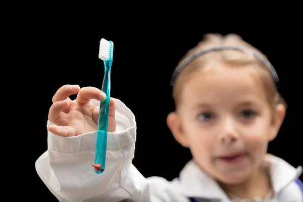 Rozmazaná Dívka Hrající Zubařku Navrhuje Vyčistit Zuby Soustředěným Kartáčkem Naléhá — Stock fotografie