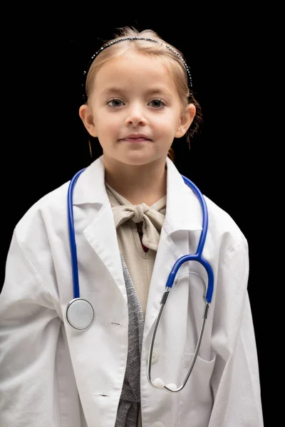 Klein Meisje Speelt Dokter Half Lichaam Portret Zwarte Achtergrond Draagt — Stockfoto