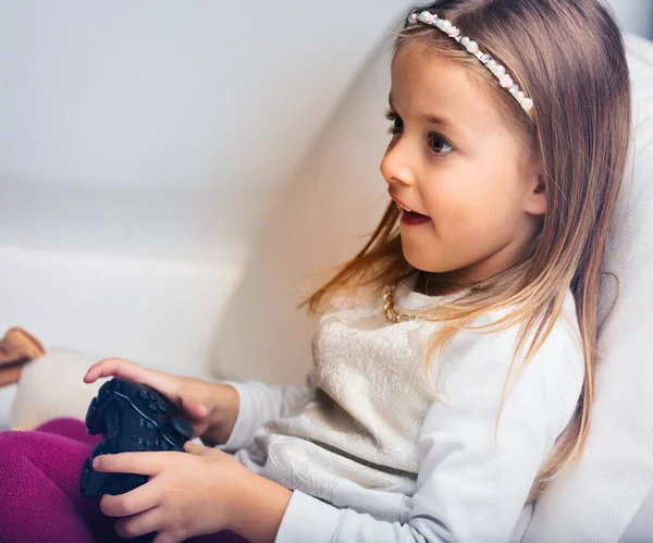 Ένα Μικρό Κορίτσι Βιώνει Συναρπαστικές Προκλήσεις Παίζοντας Βιντεοπαιχνίδια Στο Σπίτι — Φωτογραφία Αρχείου