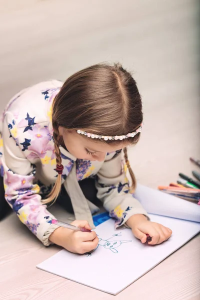 Mała Dziewczynka Skupiona Rysowaniu Kolorowaniu Tworzy Wymyślone Stworzenia Historie Leżąc — Zdjęcie stockowe