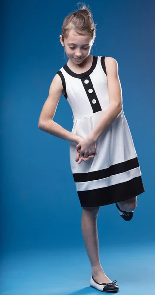 Elegantemente Vestita Ragazza Bianco Nero Equilibrio Piede Uno Sfondo Blu — Foto Stock