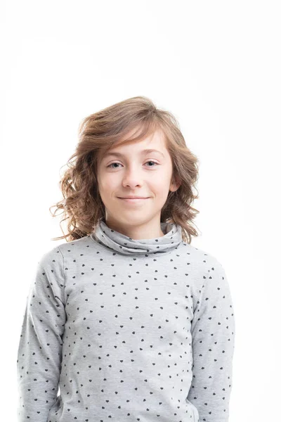 Portret Dziewczyny Seraficznym Uśmiechem Pewnie Noszącej Sweter Kropki — Zdjęcie stockowe