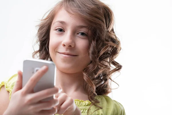 Curly Haired Girl Green Confidently Adeptly Uses Smartphone Symbolizing Digital — Stock Photo, Image