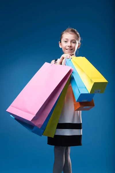 カラフルなショッピングバッグと少女 喜びと裕福な買い物客のロールプレイ — ストック写真