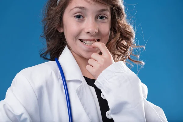 Dívka Lékařských Šatech Mazaně Usměje Mohla Naznačovat Zubařka Nebo Projevuje — Stock fotografie