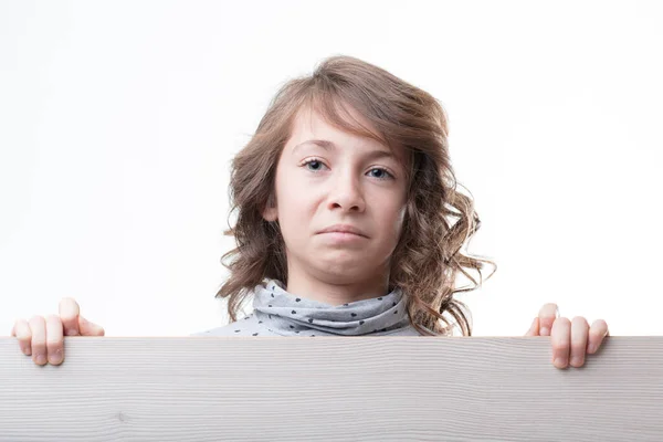 女孩拿着带有空间的木制标志 脸上现出厌恶 悲伤和失望的表情 — 图库照片