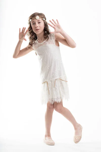 Zabawna Dziewczyna Naśladuje Tancerki Charleston Ryczących Lat Dwudziestych — Zdjęcie stockowe