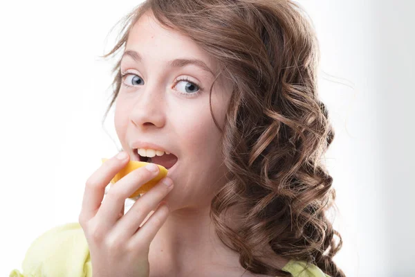 Ein Mädchen Genießt Die Säuerlich Süße Vitalität Einer Frischen Zitrone — Stockfoto