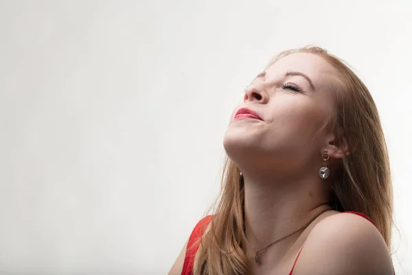 Ung Kvinna Drömmer Och Önskar Ansiktet Ung Kvinna Med Rödblont — Stockfoto