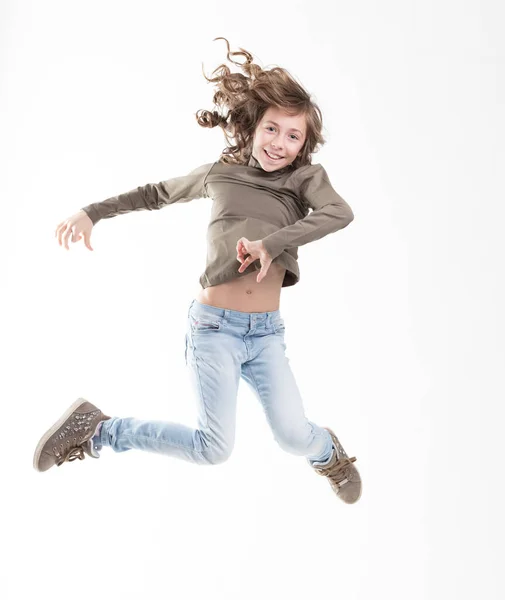 一个红褐色卷曲的女孩 一跃而起 被白色隔离 脸上洋溢着欢乐的表情 她穿着蓝色牛仔裤 绿色衬衫 喜欢坐飞机 — 图库照片