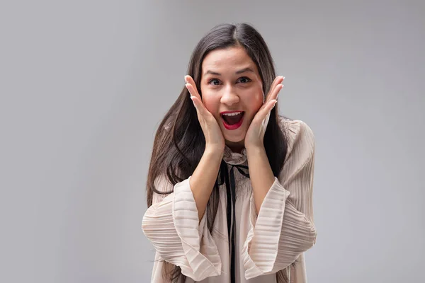 Spannende Überraschung Das Titelporträt Einer Ostasiatischen Frau Mit Langen Haaren — Stockfoto