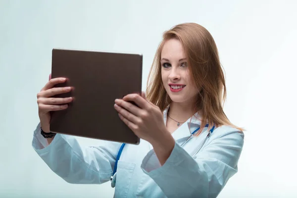 年轻医生使用数码平板电脑 让您沉浸在卓越的医疗数字化和互联网世界中 — 图库照片