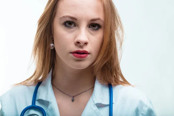 Bekymrad Husläkare Ett Porträtt Mot Vit Bakgrund Insisterar Livsstilsförändringar För — Stockfoto