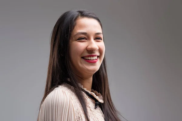 Smějící Portrét Stylu Mladé Ženy Východoasijského Původu Pobavený Výraz Osvobozující — Stock fotografie