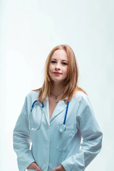 Beyaz Arka Planda Genç Bayan Doktor Portresi Çok Titiz Hazırlıklıdır — Stok fotoğraf