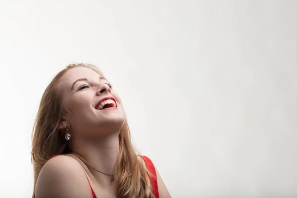 Ung Rödblond Kvinna Drömmer Och Önskar Hennes Ansikte Vände Uppåt — Stockfoto