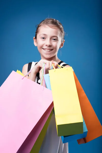 Glad Flicka Fungerar Som Välbärgad Shoppare Med Livliga Shoppingväskor — Stockfoto
