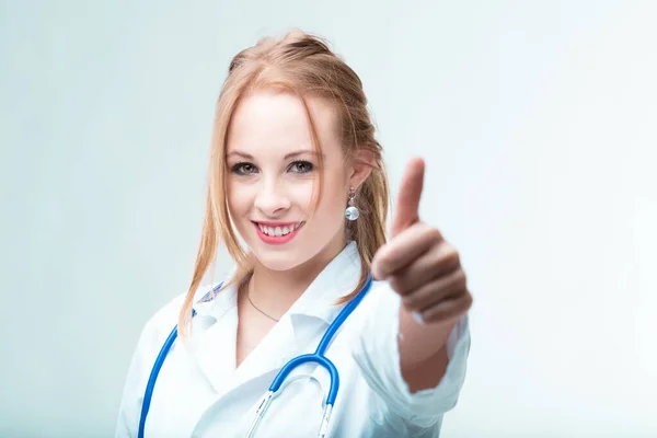 药好了 治疗很好 保险分类 年轻快乐的医生竖起大拇指保证一切都会好的 — 图库照片
