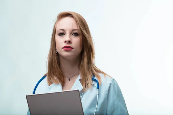 Bekymrad Ung Kvinna Läkare Betonar Vikten Att Överge Skadliga Vanor — Stockfoto
