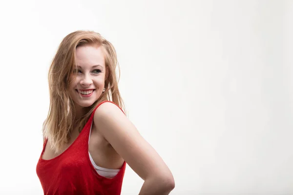 Açık Tenli Çilek Sarısı Saçlı Parlak Kırmızı Elbiseli Genç Bir — Stok fotoğraf
