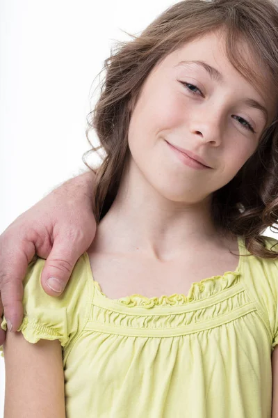 Menina Verde Contando Com Figura Mal Visível Pai Exemplifica Vínculo — Fotografia de Stock