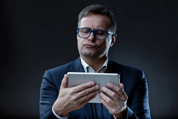 Ein Geschäftsmann Mittleren Alters Mit Brille Grübelt Über Daten Aus — Stockfoto