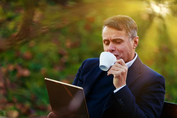 Hombre Jardín Oficina Usando Una Tableta Mientras Disfruta Del Café — Foto de Stock