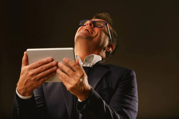 Mann Mit Digitalem Tablet Lacht Herzlich Kopf Vor Freude Zurückgeworfen — Stockfoto
