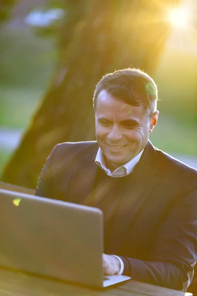 Park Sun Sets Middle Aged Businessman Proficiently Uses Laptop Enduring — Stock Photo, Image
