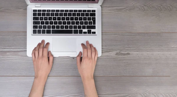 Mãos Graciosas Jovem Usando Laptop Uma Superfície Madeira Crua Fundo — Fotografia de Stock