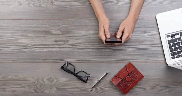 Vista Panorâmica Jovem Usando Smartphone Acompanhada Caderno Caneta Óculos Laptop — Fotografia de Stock
