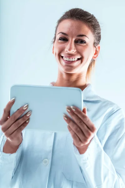 Kvinna Vit Rock Med Vit Tablett Stem Expert Datahantering Och — Stockfoto