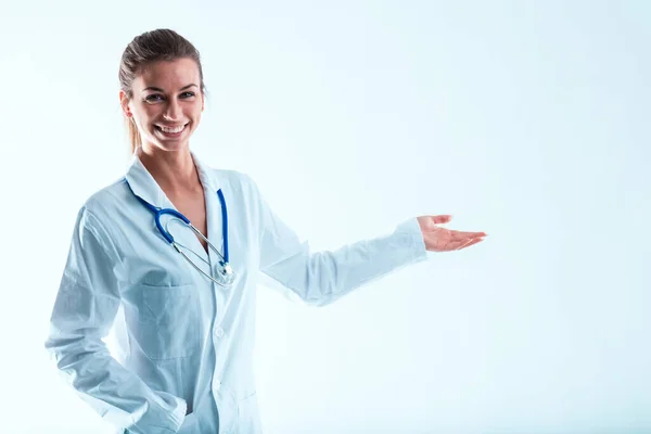 Entuzjastycznie Uśmiechnięty Lekarz Wskazujący Coś Powietrzu Ekspert Medycyny Czystym Białym — Zdjęcie stockowe