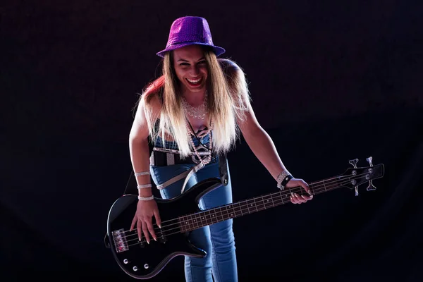 Bas Gitarda Enerjik Bayan Pop Rock Yıldızı Çekiciliğinin Farkında Yüksek — Stok fotoğraf