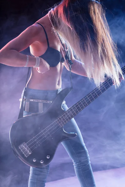 Super Sexy Musiker Åpner Aggressiv Energi Spiller Elektrisk Bass Scenen – stockfoto