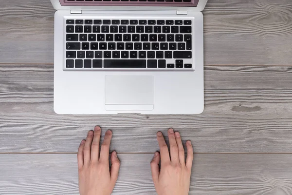 Cima Mãos Esperam Ociosamente Antes Laptop Encapsulando Silêncio Antes Depois — Fotografia de Stock